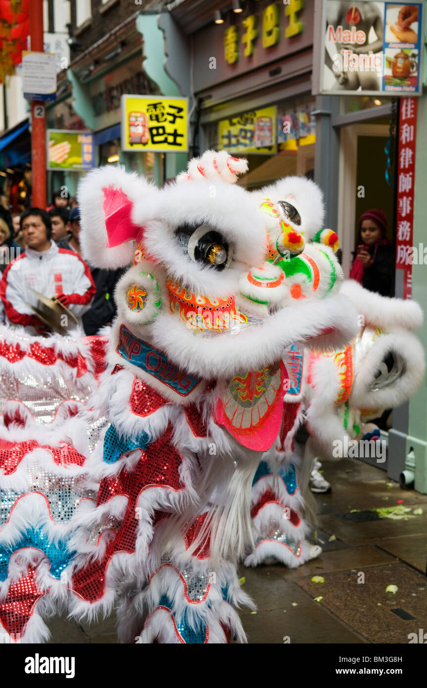 La danza del Leone, China Town Nuovo Anno Cinese Festival 2010 Londra Inghilterra REGNO UNITO Foto Stock