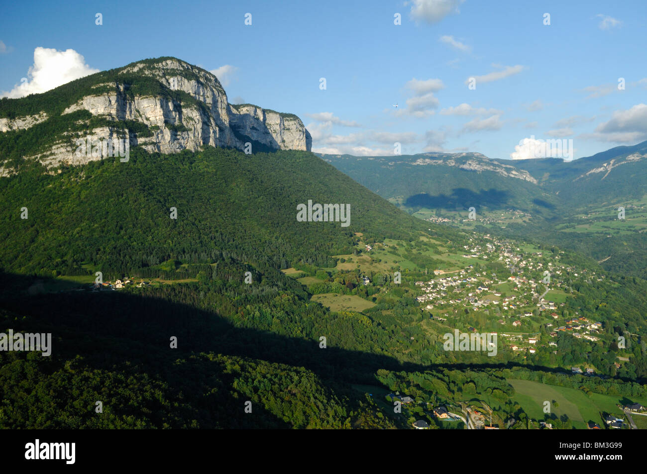 Vista aerea del monte Peney e Saint Jean d'Arvey village. Savoy (Savoie), regione Rhone-Alpes, sulle Alpi francesi, Francia Foto Stock