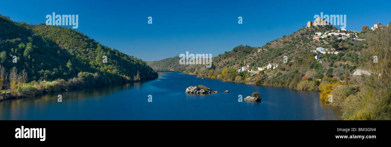 Il Portogallo centrale, i confini della regione Beira Baixa e Alentejo Distretti, il fiume Tago con Belver Castello e Borgo Foto Stock