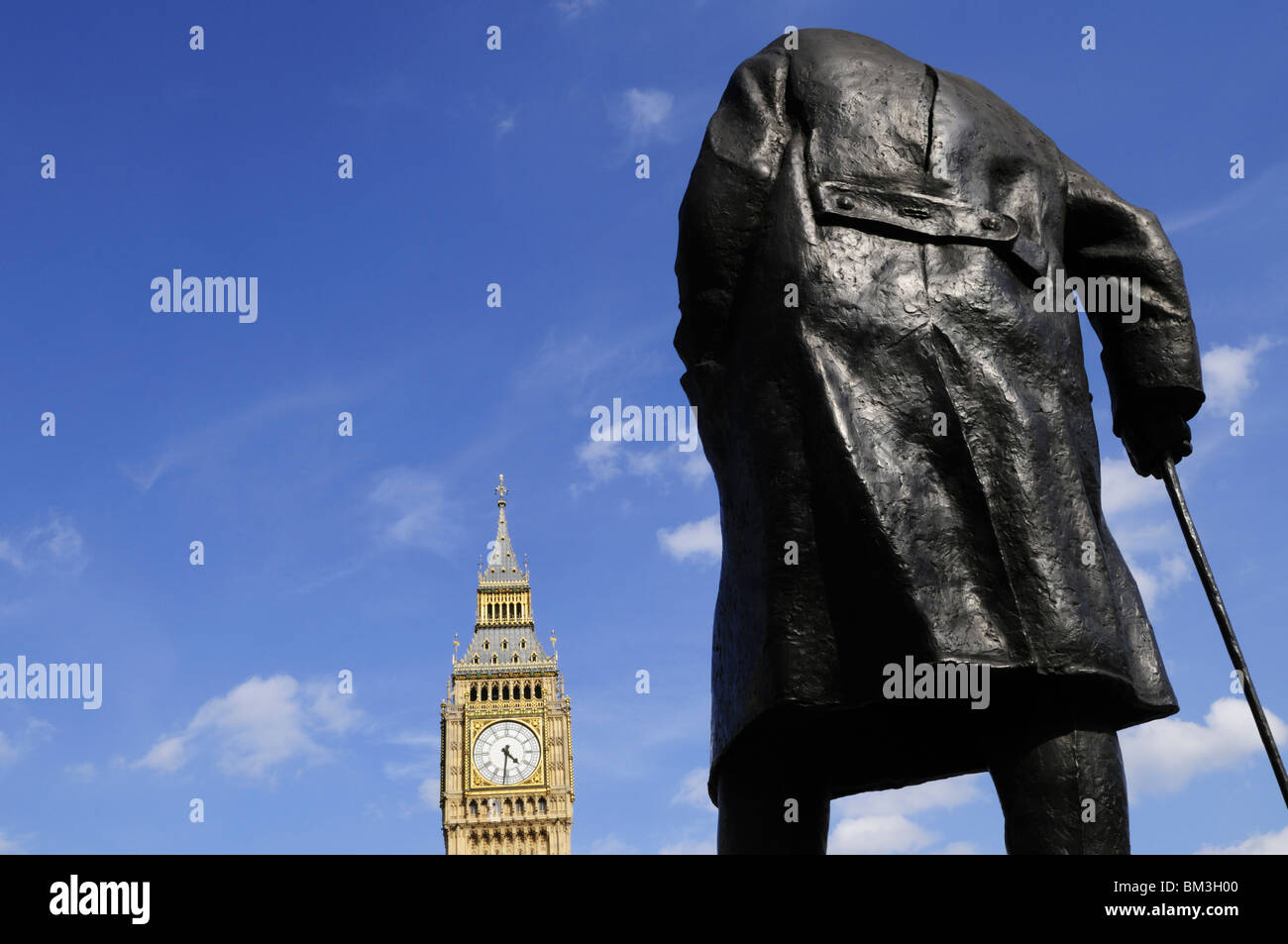 Statua di Sir Winston Churchill e il Big Ben, la piazza del Parlamento, Westminster, London, England, Regno Unito Foto Stock