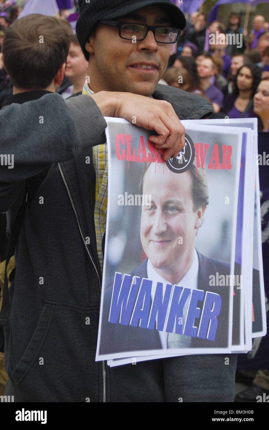 David Cameron il Primo Ministro prendere nuovamente il Parlamento protesta Westminster elezioni generali 2010 Foto Stock