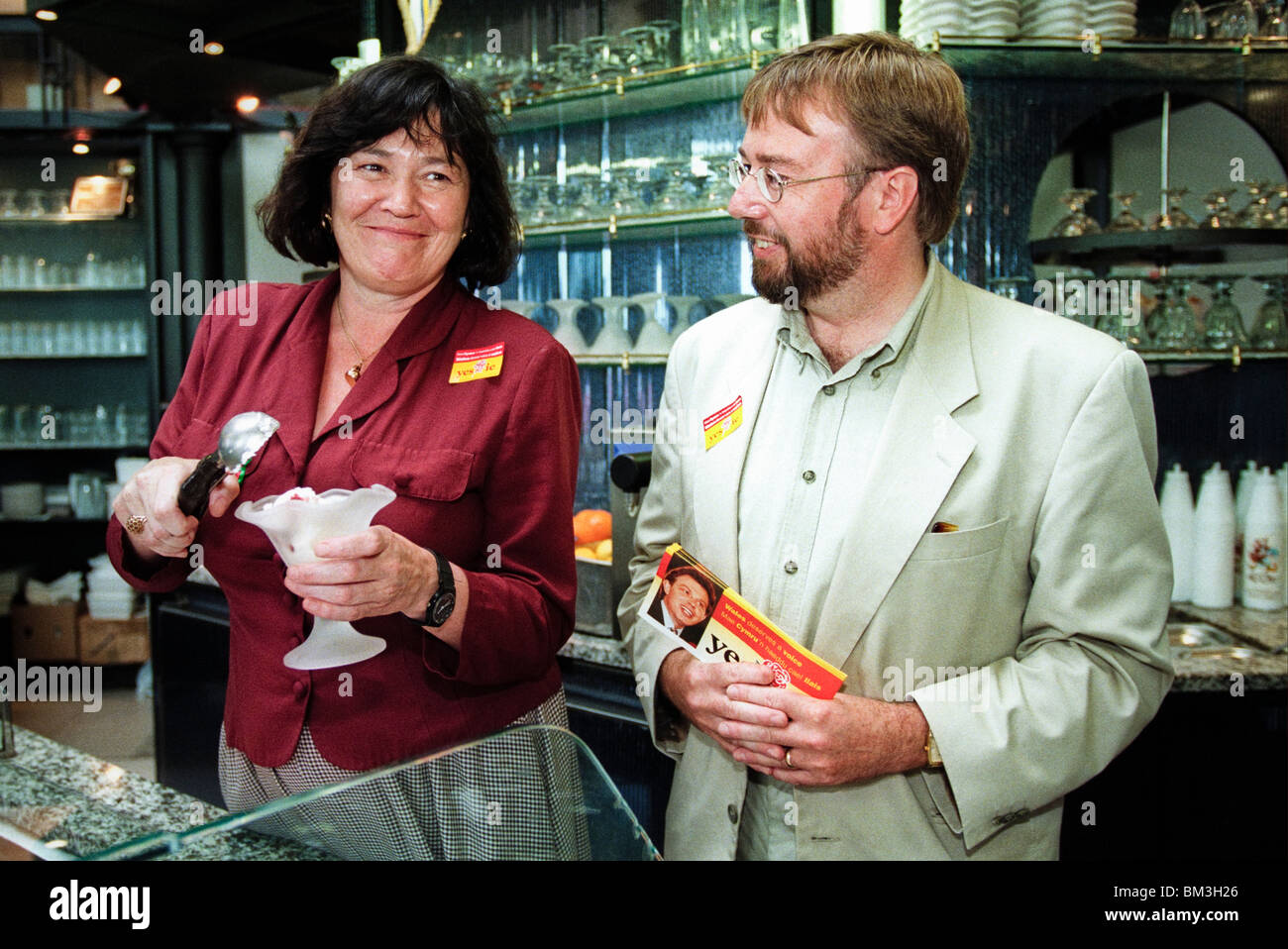 MPs Clare Short e Martin Caton in gelateria per una foto stunt per il Partito Laburista Referendum 1997 Sì campagna del Galles Foto Stock