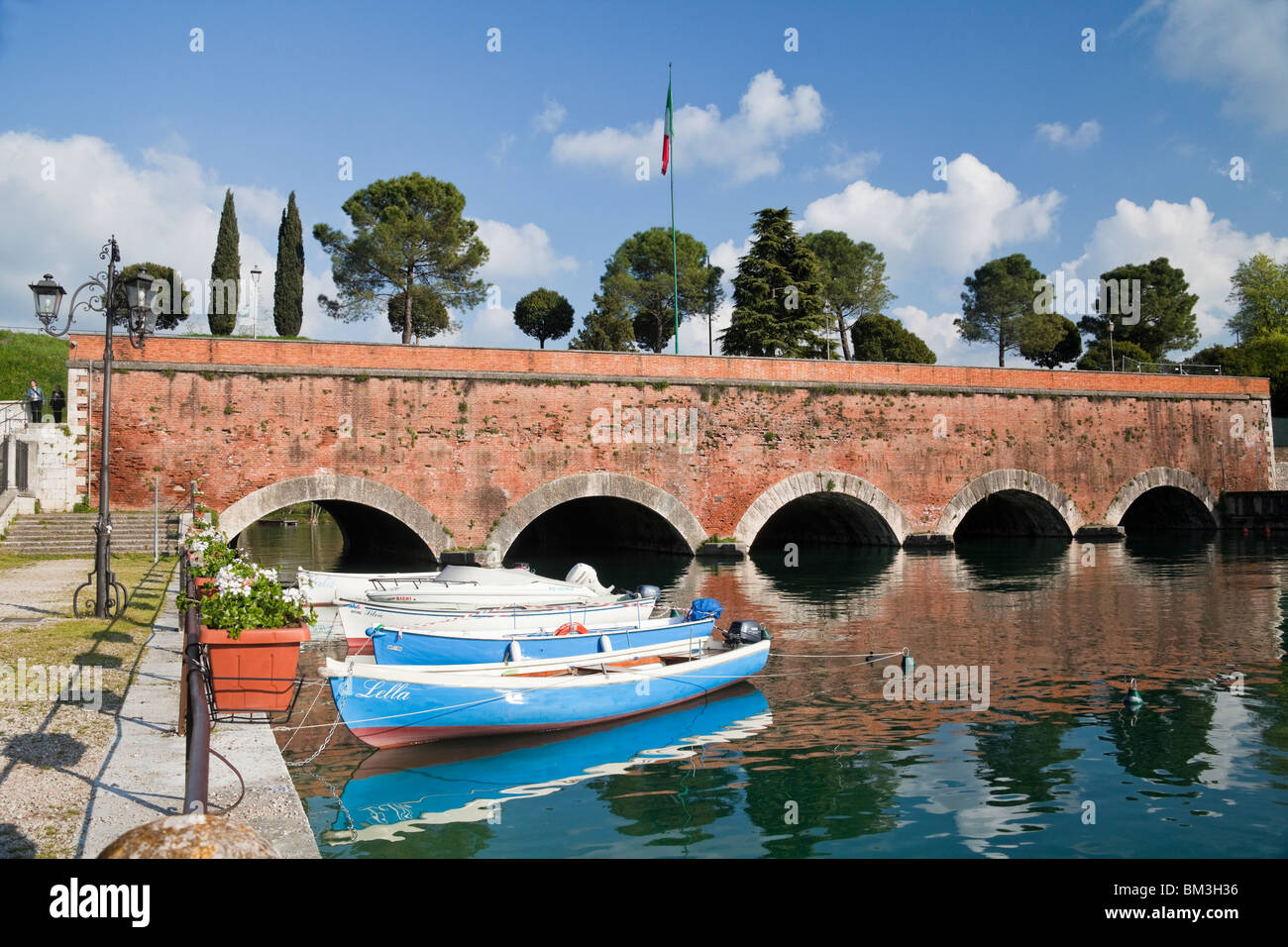 Ponte di barche e di Peschiera del Garda Veneto Italia Foto Stock