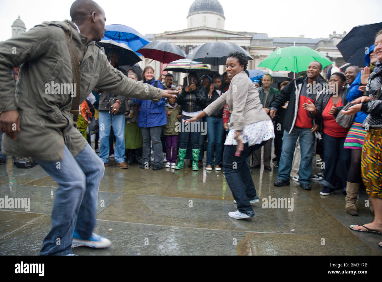 Dancing in the Rain in concerto celebrare la Giornata dell'Africa, Trafalgar Square , Londra, Regno Unito Foto Stock