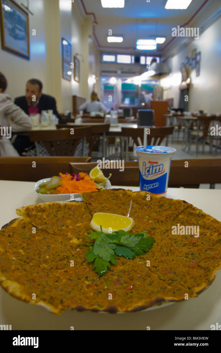 Lahmacum Turkish Pizza con Ayran di yogurt drink Afyon Occidentale Anatolia Turchia Asia Foto Stock