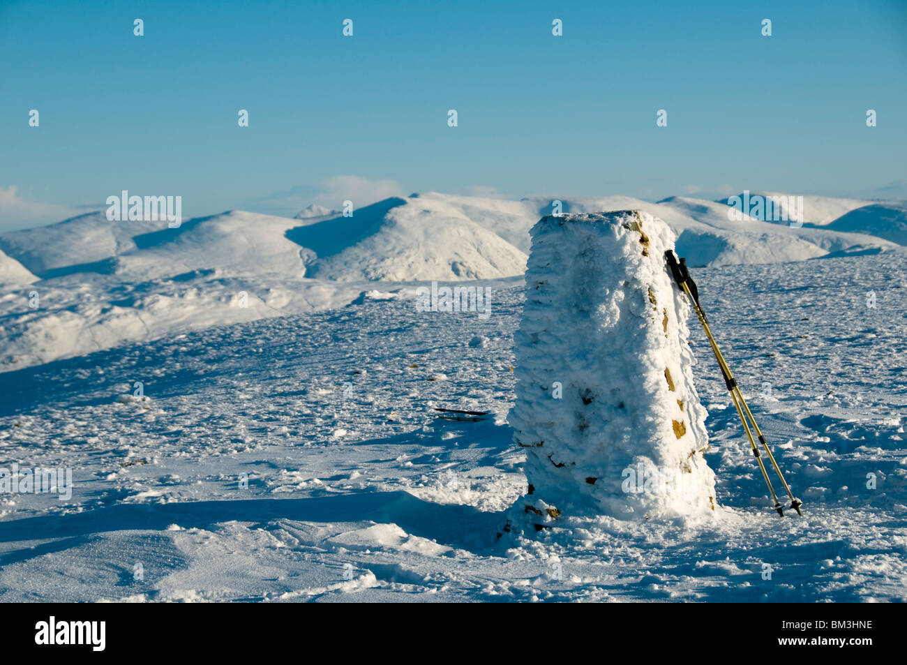 Rime di ghiaccio che ricopre un'Ordnance Survey trig punto sulla sommità del colle roccioso, Grasmoor Fells, Lake District, Cumbria, England, Regno Unito Foto Stock