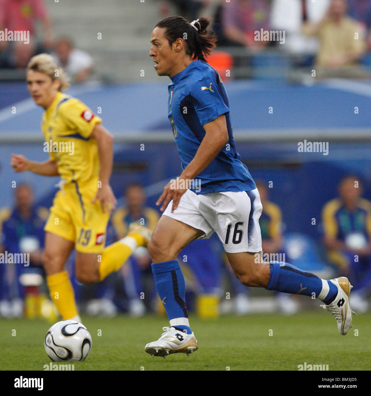 Mauro Camoranesi dell Italia in azione durante una Coppa del Mondo FIFA quarterfinal soccer match contro l'Ucraina il 30 giugno 2006. Foto Stock