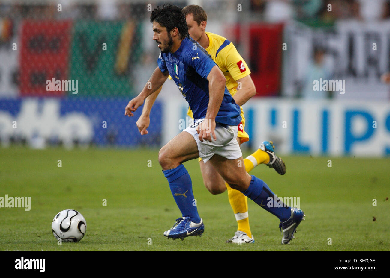 Gennaro Gattuso di Italia comanda la sfera durante la Coppa del Mondo FIFA quarterfinal soccer match contro l'Ucraina il 30 giugno 2006. Foto Stock
