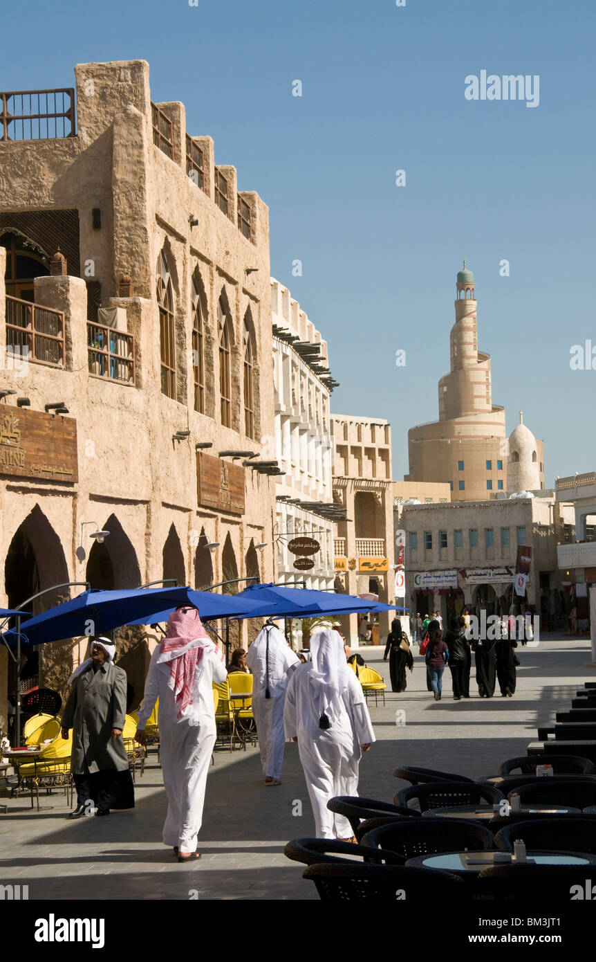 Il Qatar Doha, Souq Waqif con i visitatori Foto Stock