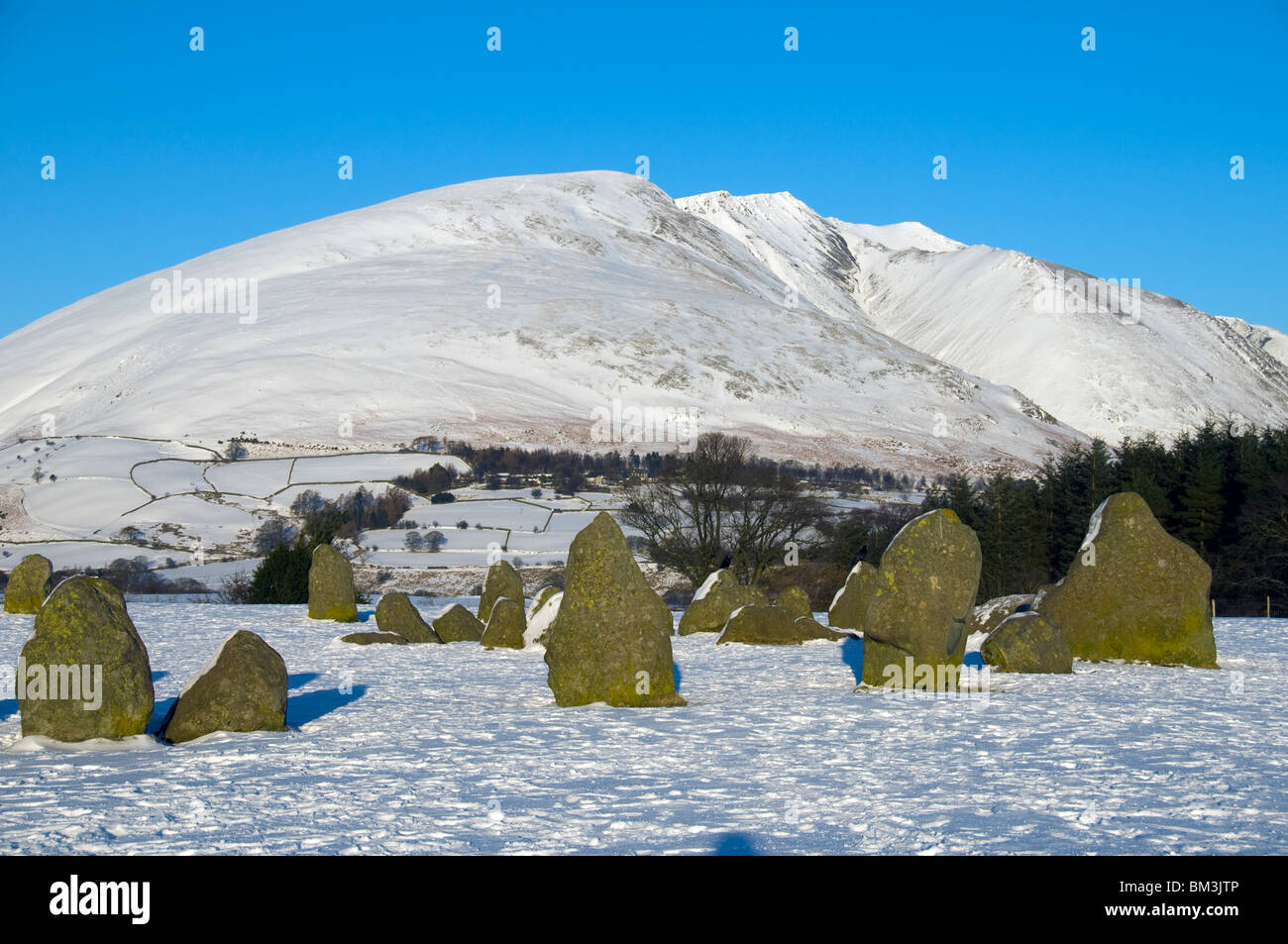 Castlerigg Stone Circle e la montagna di Blencathra in inverno, Lake District, Cumbria, England, Regno Unito Foto Stock