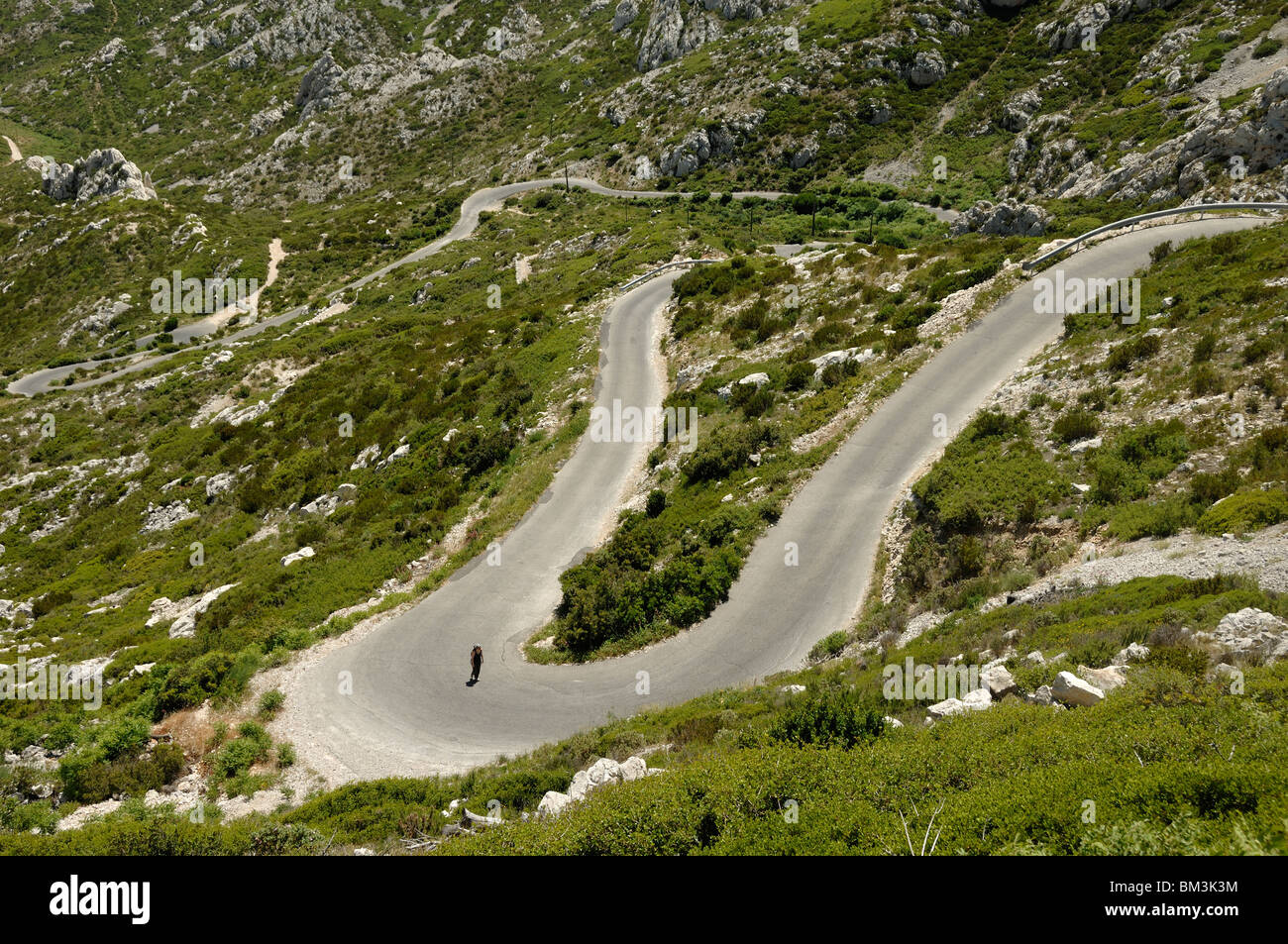 Tornanti, tornanti o tornanti angolo & strada tortuosa che scende a Sormiou Calanque nel Parco Nazionale delle Calanques vicino Marsiglia Francia Foto Stock