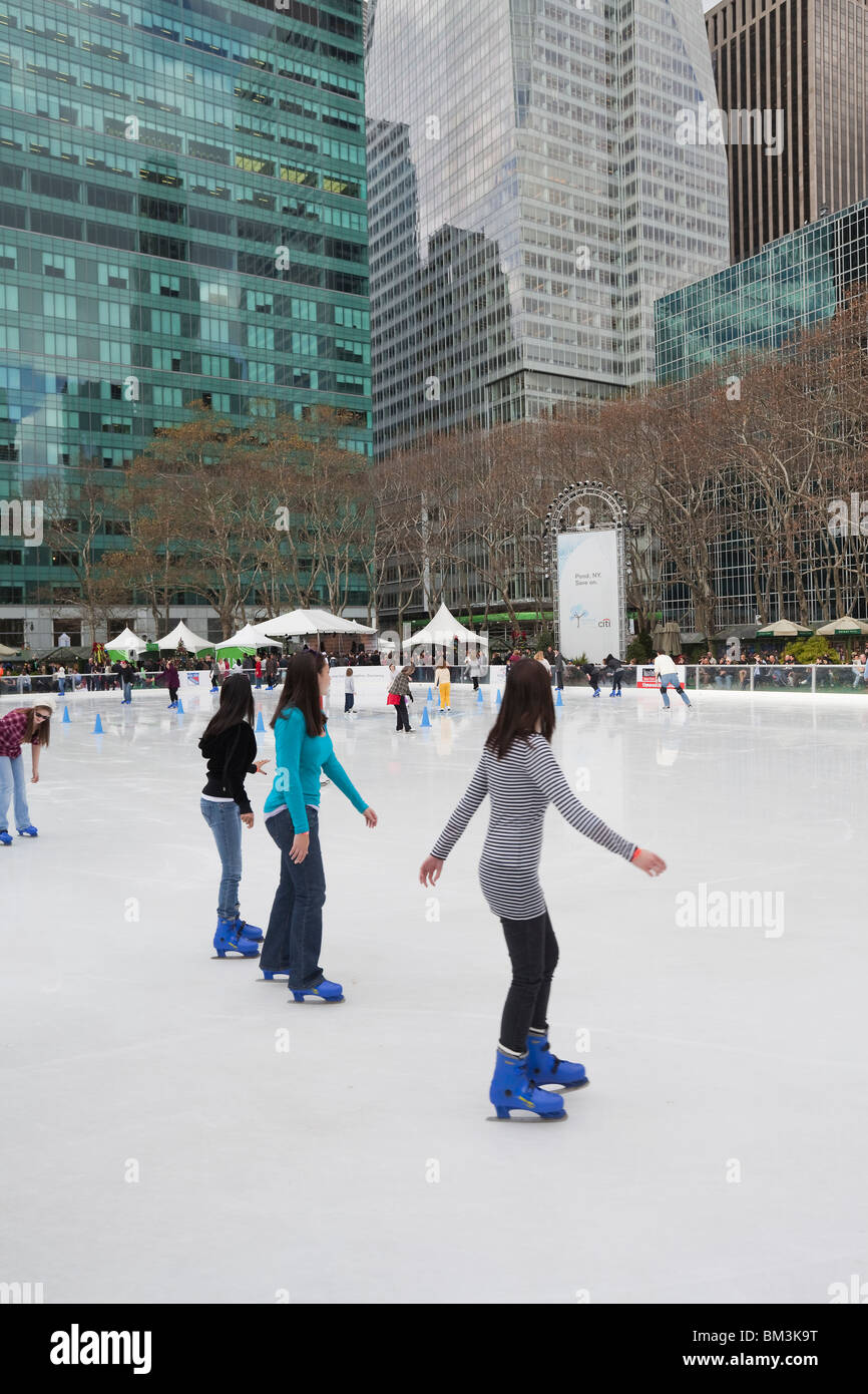 Stati Uniti d'America, New York New York City, Manhattan, pista per pattinaggio su ghiaccio in Bryant Park a Natale Foto Stock