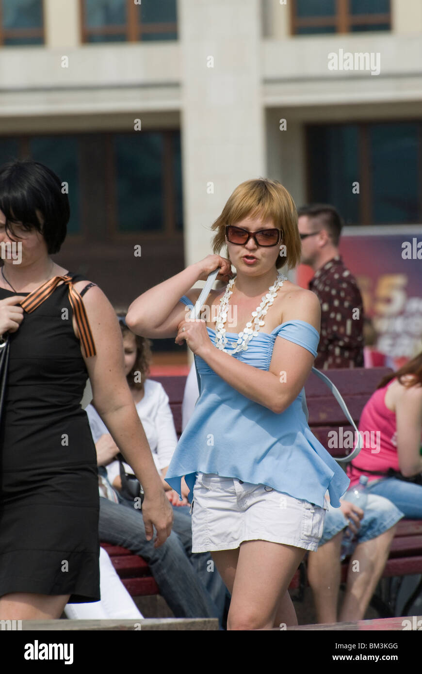 Due giovani donne in minigonna Foto stock - Alamy