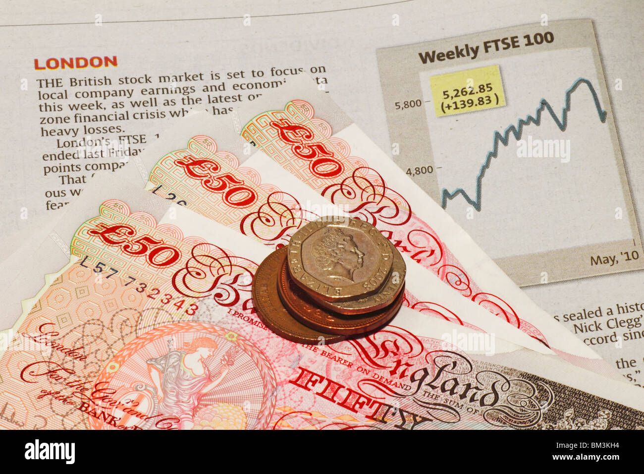 Valuta britannica, Sterling Pound, su un foglio di stock che mostra il London Stock Market FTSE grafico. Foto Stock