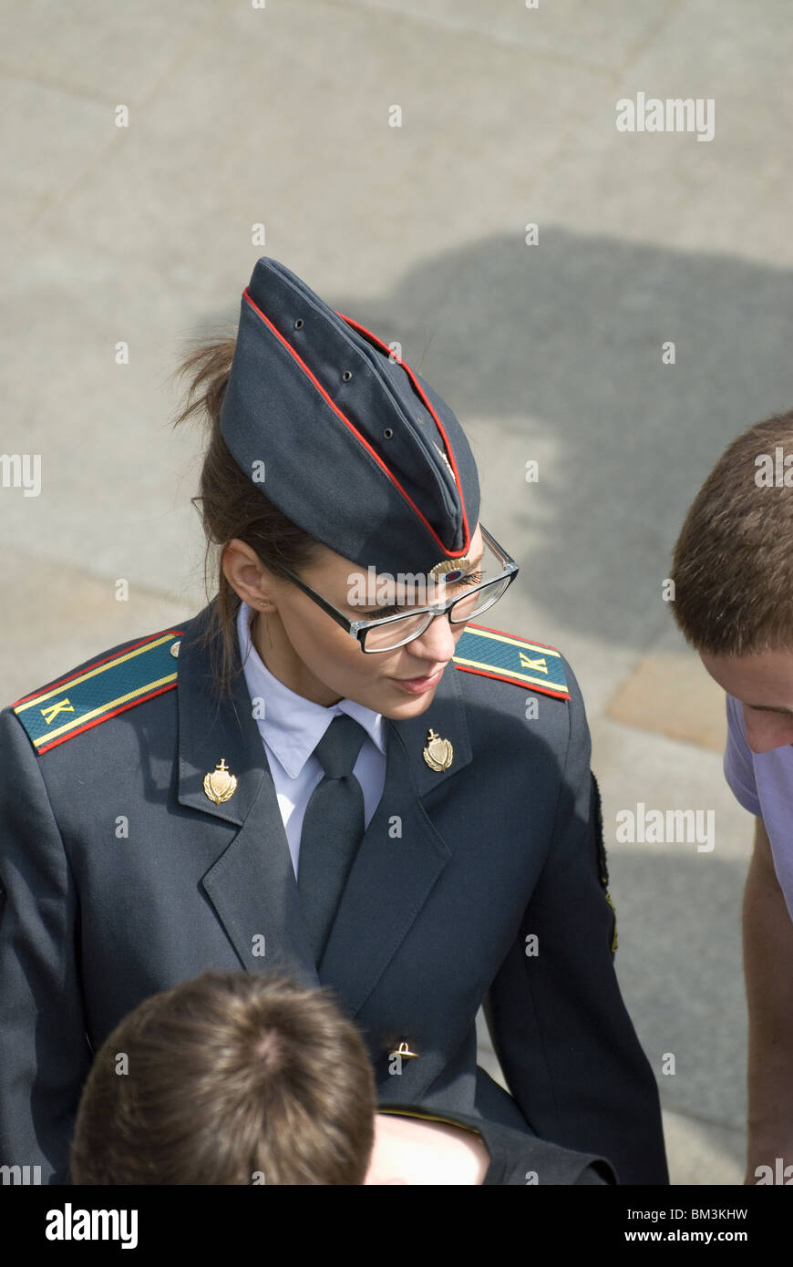 Giovani polizia russa cadet a parlare con il suo fidanzato Foto Stock