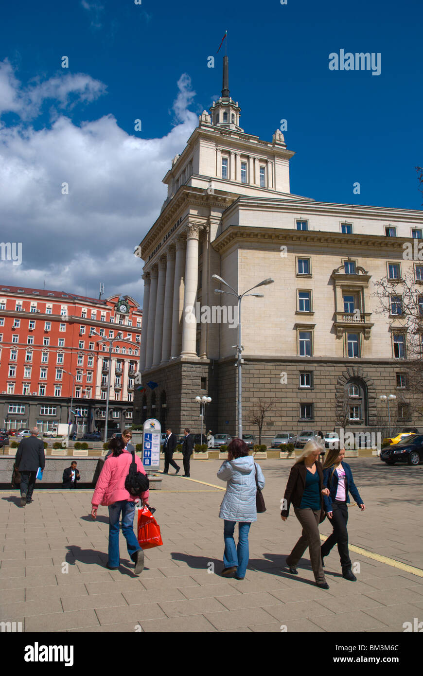 La gente a piedi largo la zona di architettura Socialista centrale a Sofia Bulgaria Europa Foto Stock