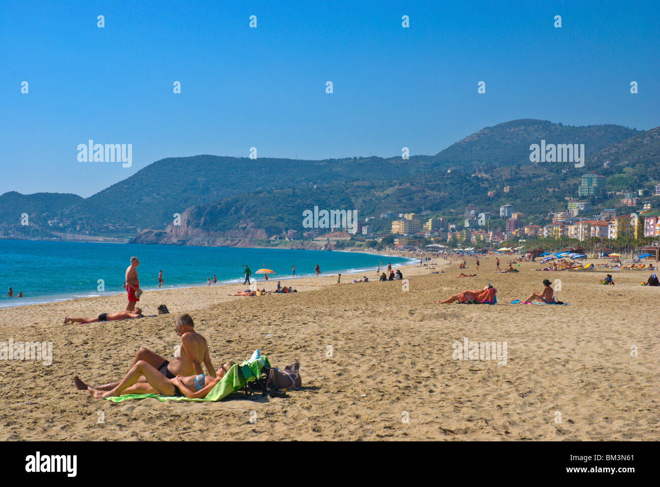 La gente sulla spiaggia di Cleopatra central Alanya costa Mediterranea regione dell'Anatolia in Turchia Asia Foto Stock