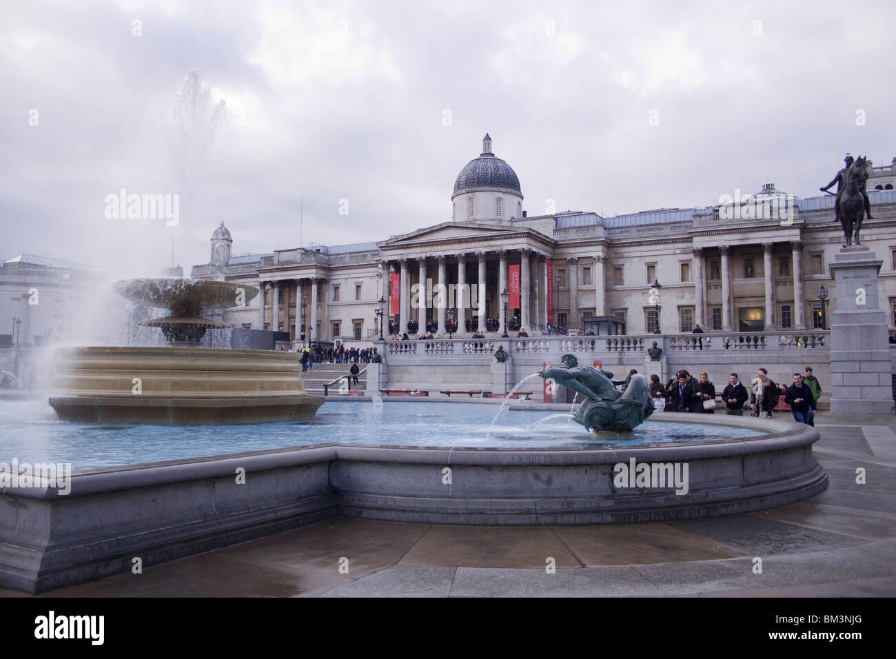 Fontane e National Gallery in Trafalgar Square, Londra Foto Stock