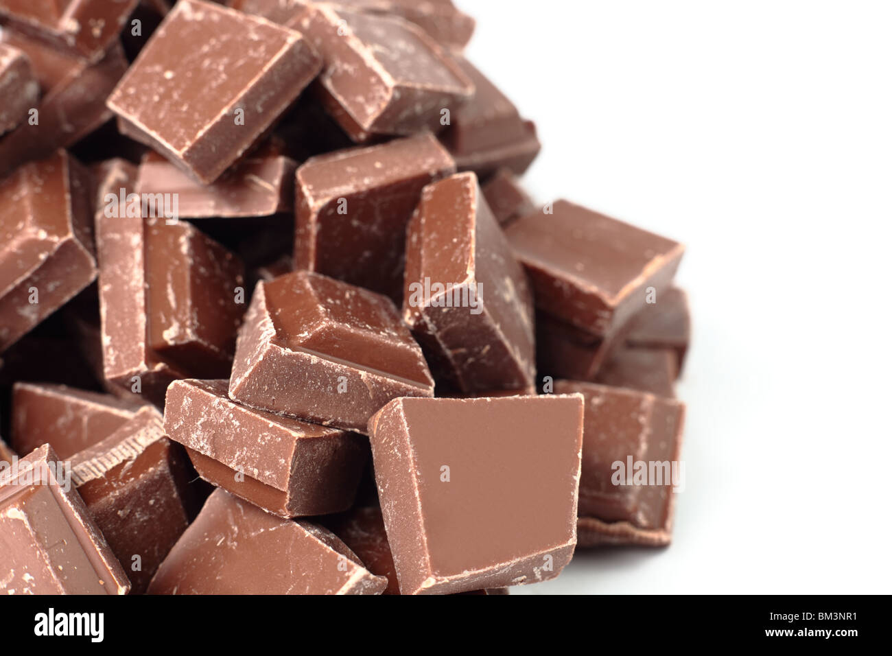 Pezzetti di cioccolato in una pila con spazio a destra per la copia Foto Stock