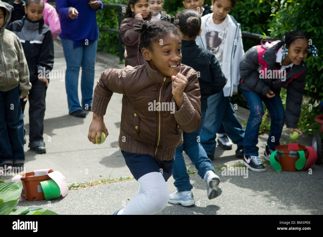 Il secondo grado studenti sui fiori e di impollinazione nel quartiere del Bronx a New York Foto Stock