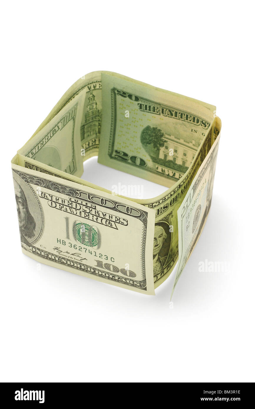 US Dollar Bills disposti formando pareti racchiuso su sfondo bianco Foto Stock