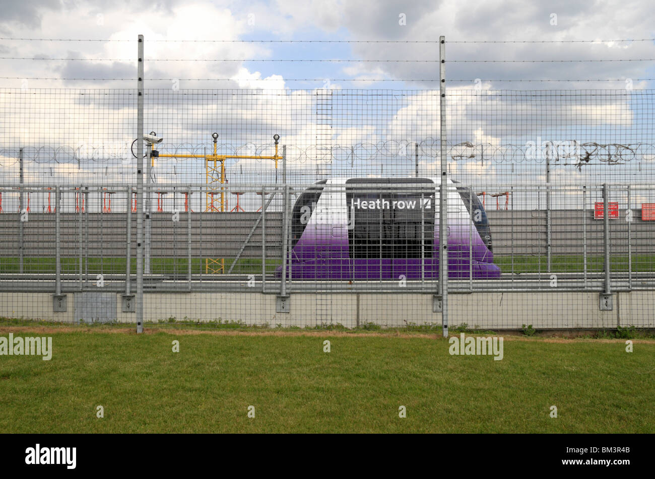 Un personale rapido trasporto (PRT) pod durante i test all'aeroporto di Heathrow di Londra, Regno Unito. Maggio 2010 Foto Stock