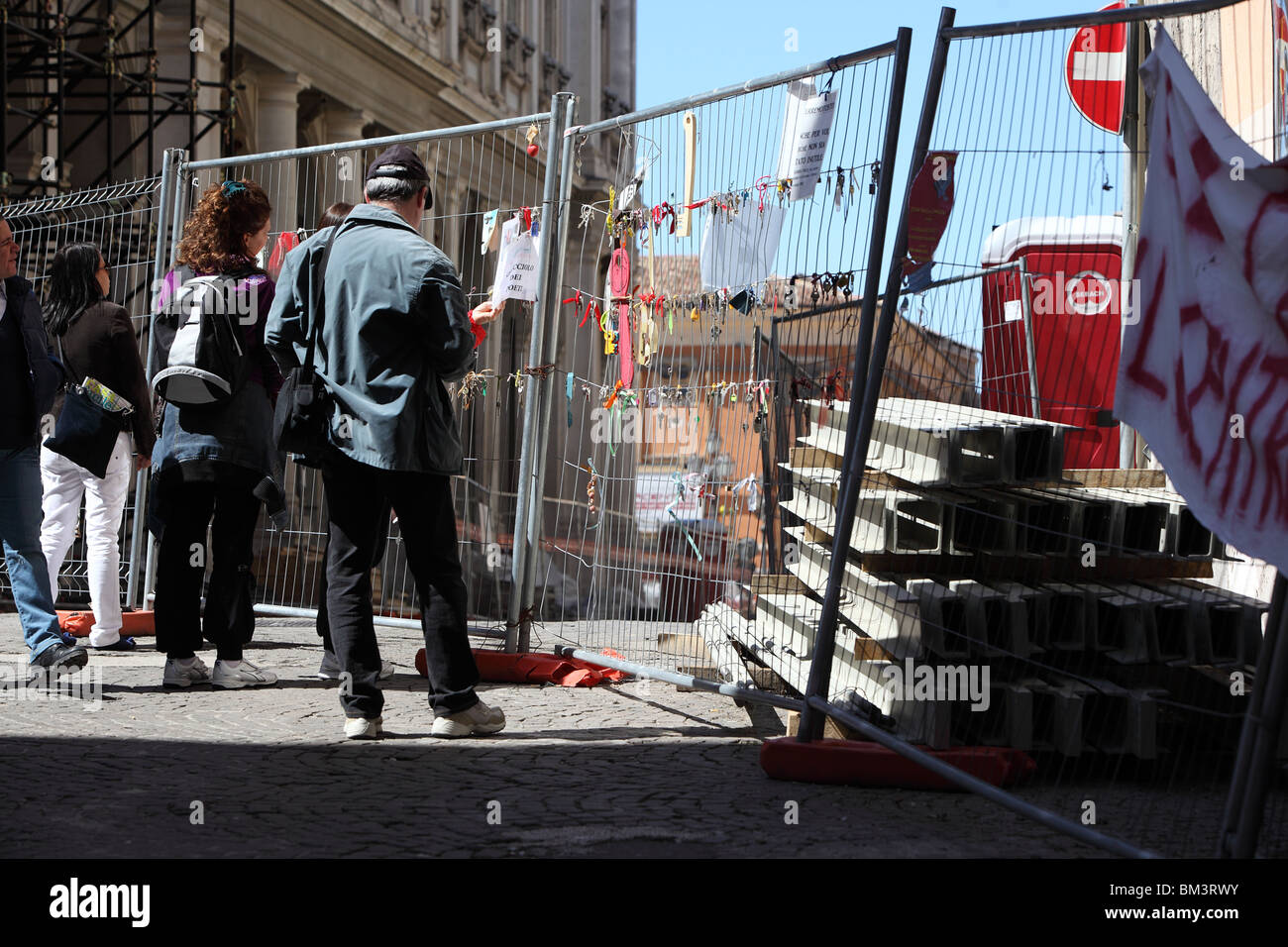 Una barriera di chiusura di una delle tante strade di L'Aquila è decorato con le chiavi delle case su quella strada Foto Stock