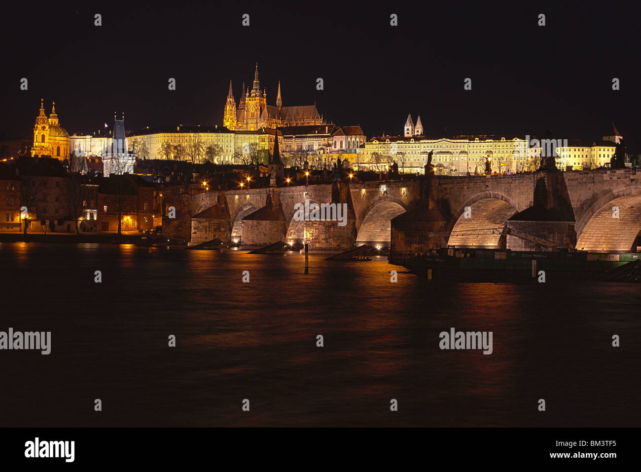 Vista di Praga, guardando oltre il Ponte Charles e il quartiere piccolo (Mala Strana) verso la cattedrale nel castello Foto Stock
