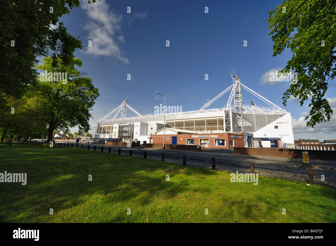 Deepdale allo stadio di calcio da Moor Park, casa di Preston North End F.C. Preston Lancashire Foto Stock