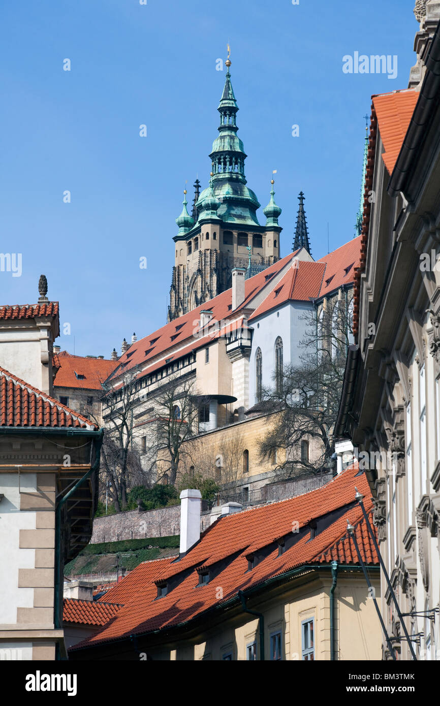 Vista di Praga, che si affaccia su un piccolo Quartiere (Mala Strana) verso il castello e la cattedrale. Foto Stock