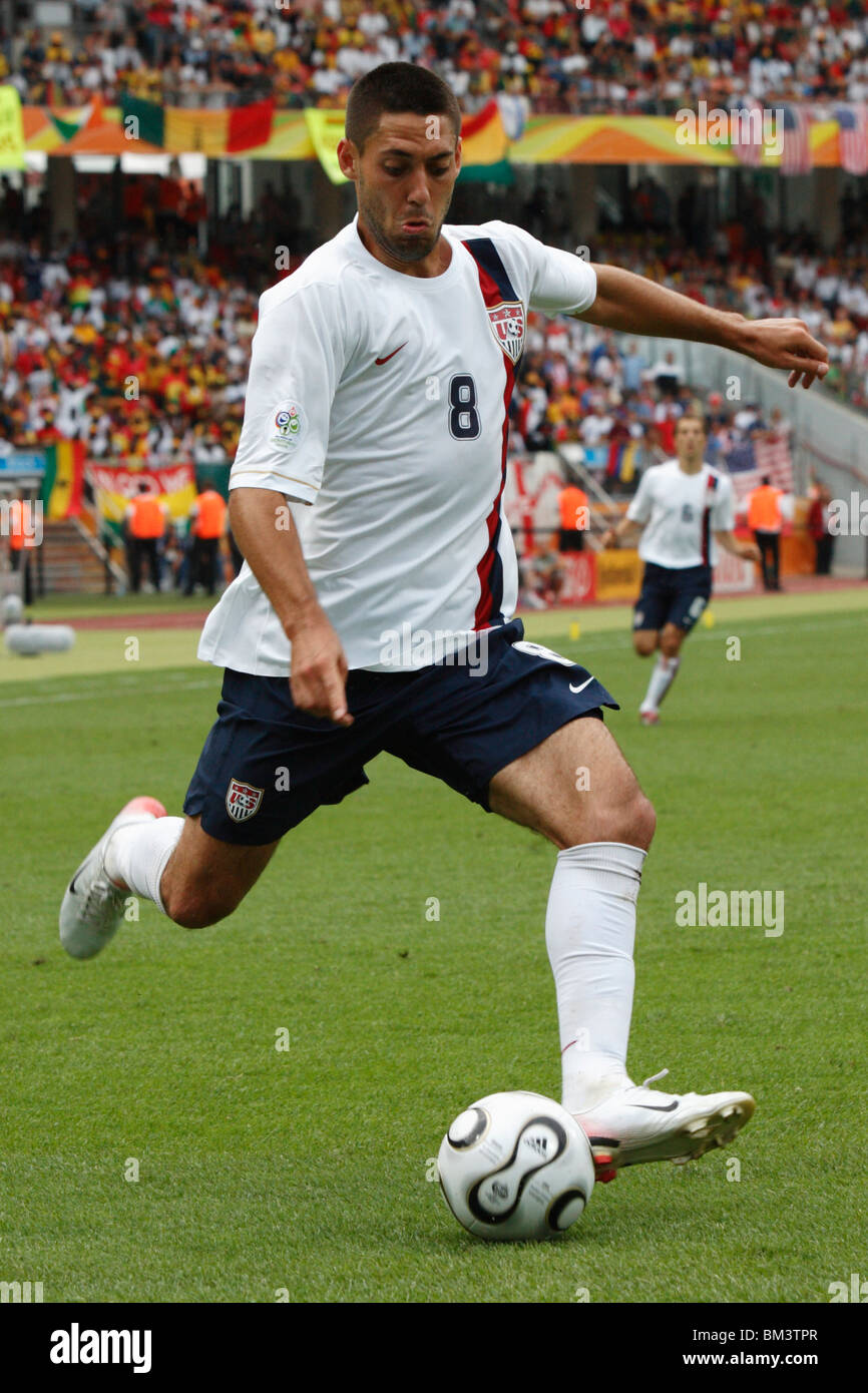 Clint Dempsey degli Stati Uniti imposta per attraversare la sfera durante la Coppa del Mondo FIFA 2006 partita di calcio contro il Ghana. Foto Stock