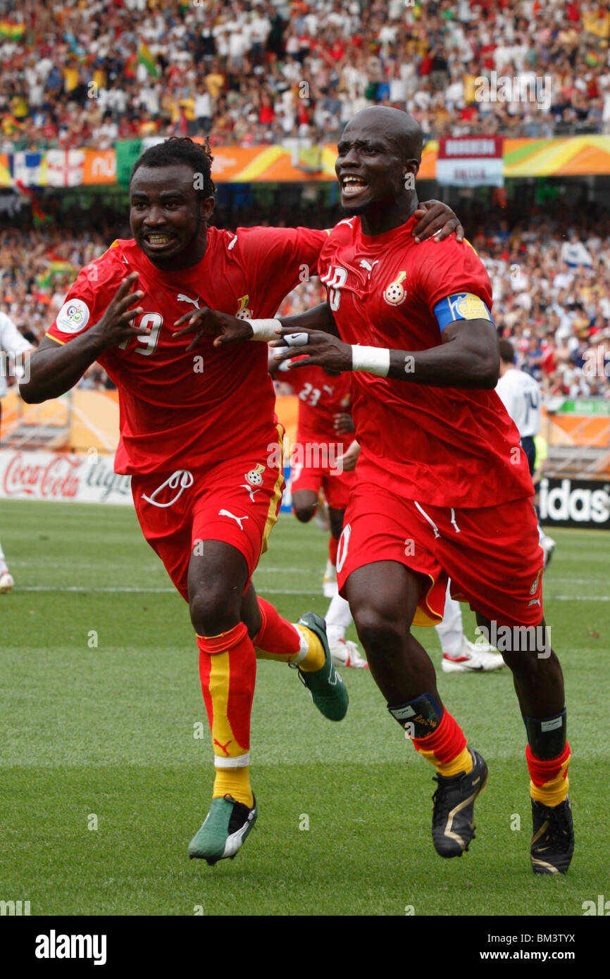 I giocatori del Ghana Razak Pimpong (l) e Stephen APPIAH (r) celebrare dopo Appiah segnato un gol contro gli Stati Uniti Coppa del Mondo 2006 Foto Stock