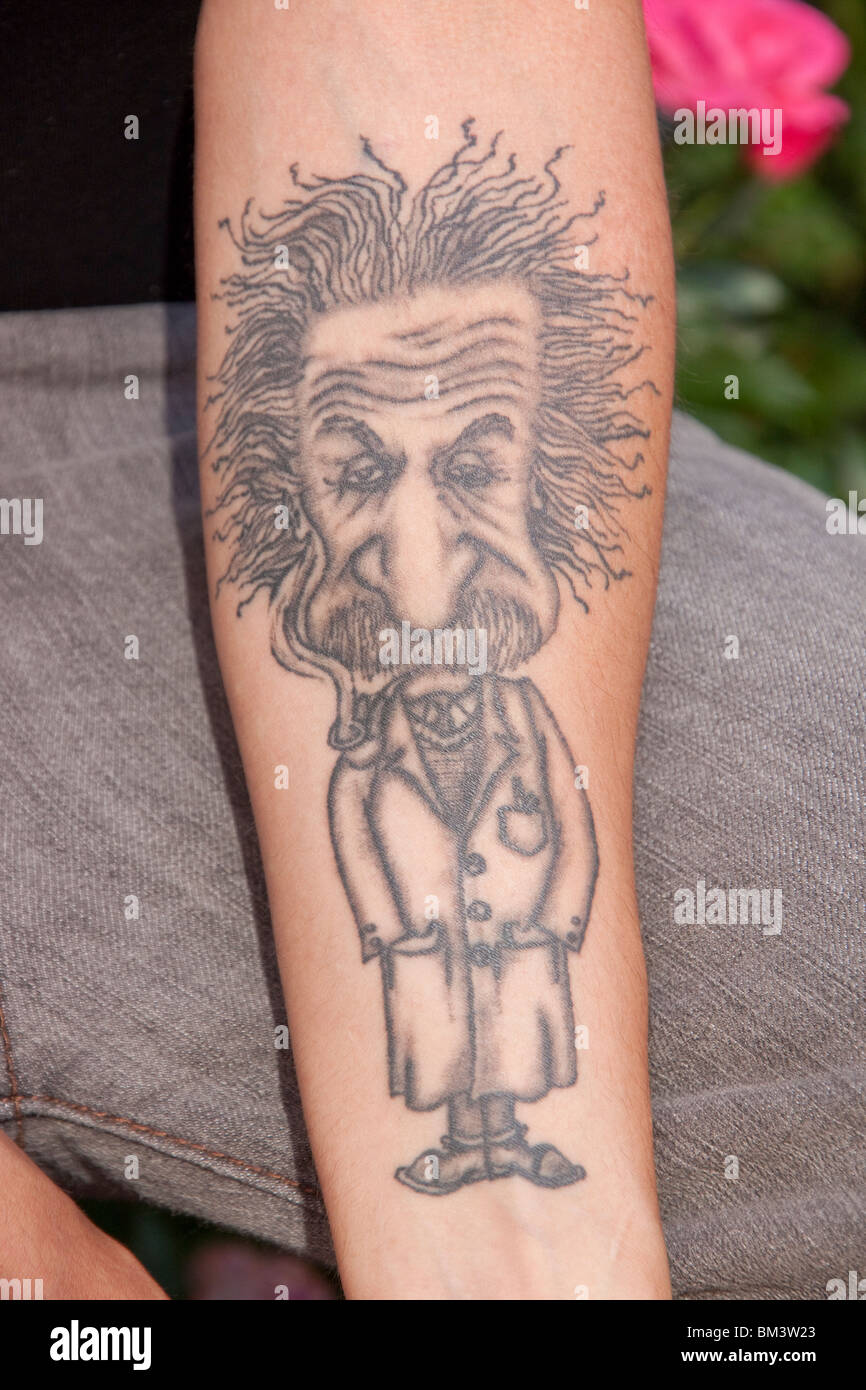 Tatuaggio di Albert Einstein sul giovane di braccio. Modello rilasciato. Foto Stock