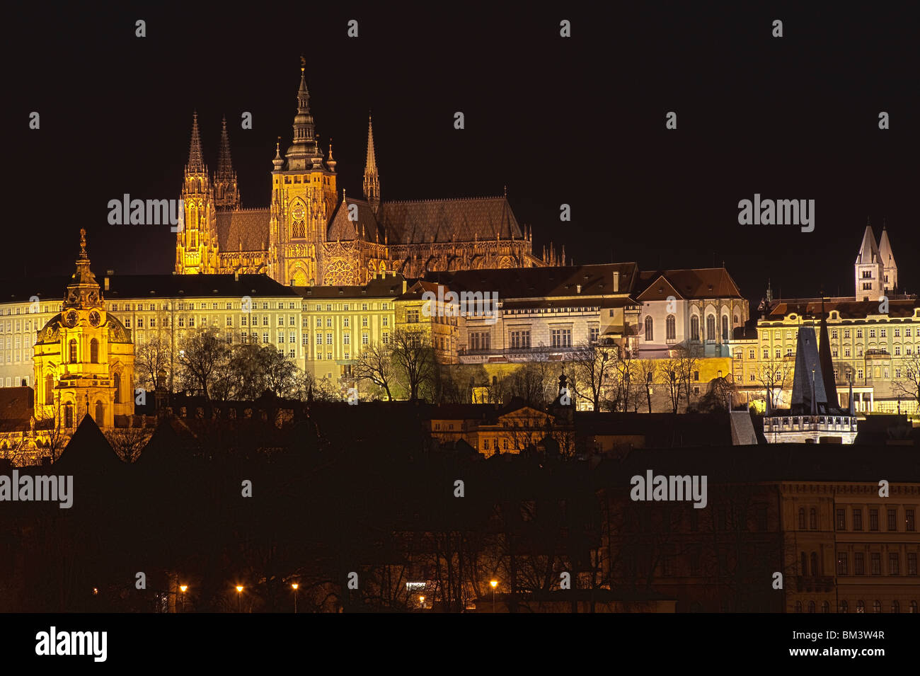 Vista di Praga, che si affaccia su un piccolo Quartiere (Mala Strana) verso la cattedrale del castello. Foto Stock