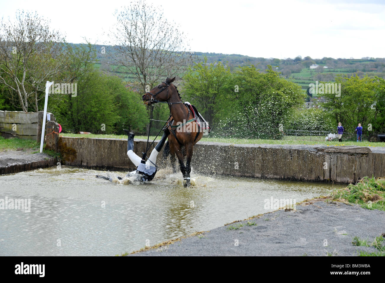 Rider la caduta di un cavallo in acqua Foto Stock