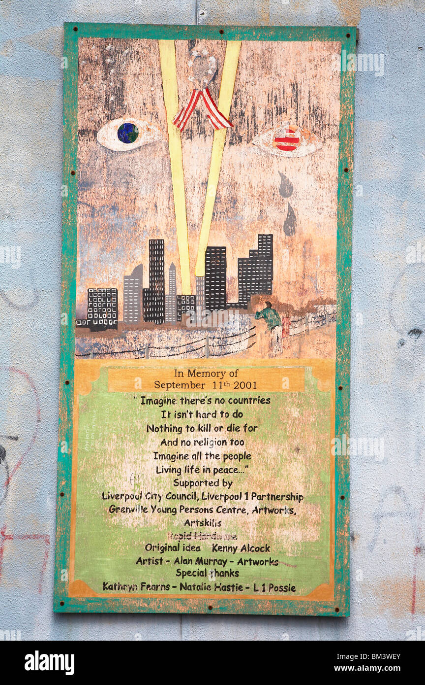 Disegno per bambini sulla parete in Liverpool, in memoria del 9-11-2001 con John Lennon's immaginare lyrics Foto Stock