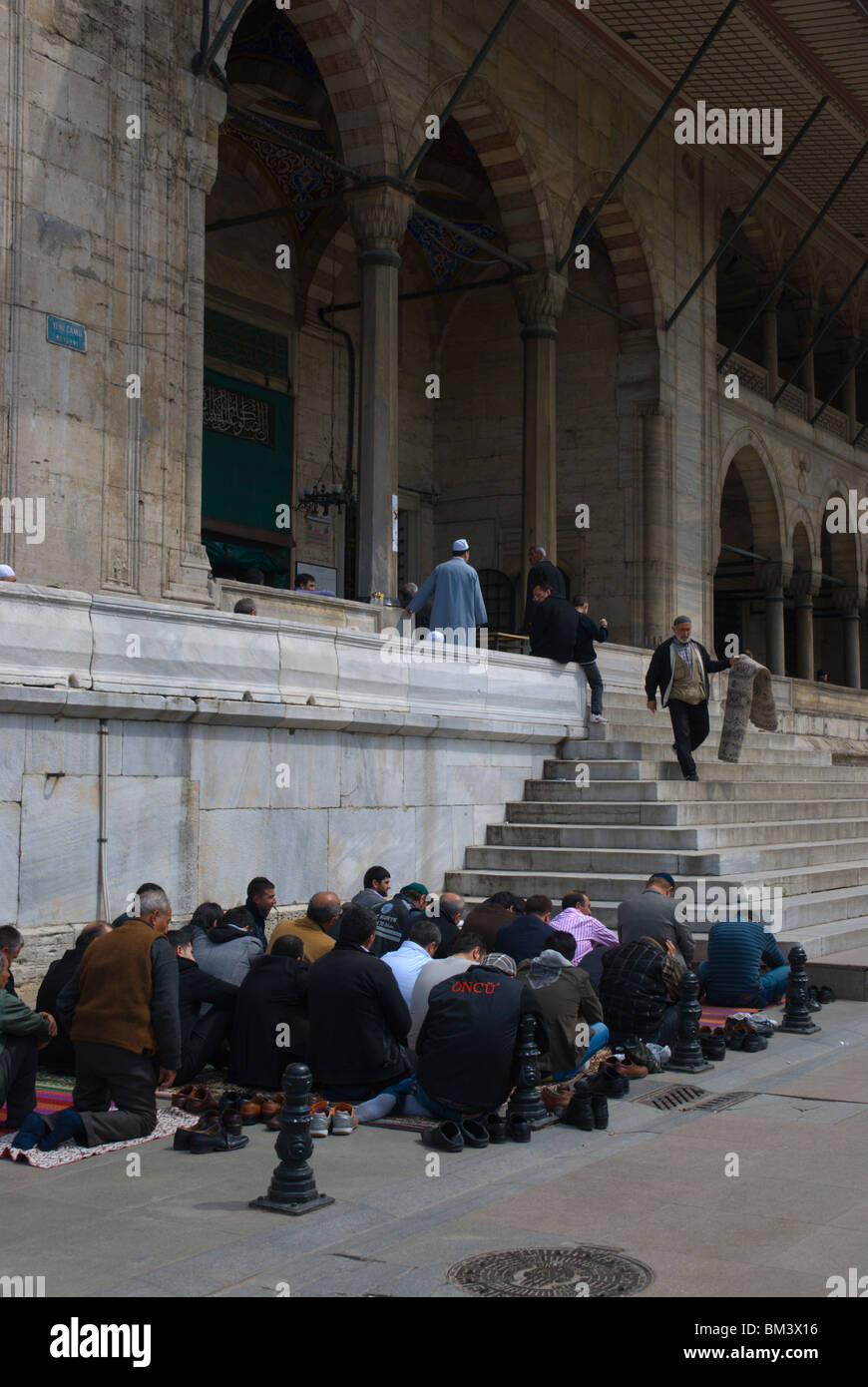 Gli uomini musulmani pregano a Yeni (nuovo) Camii (Moschea Sultanahmet Istanbul Turchia Europa Foto Stock