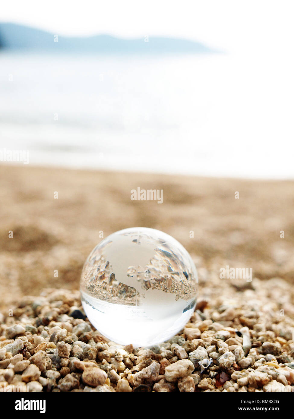 Globo di vetro sulla spiaggia, vicino fino Foto Stock