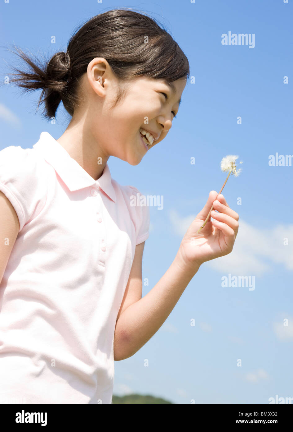 Sorridente Ragazza con paracadute sfera Foto Stock