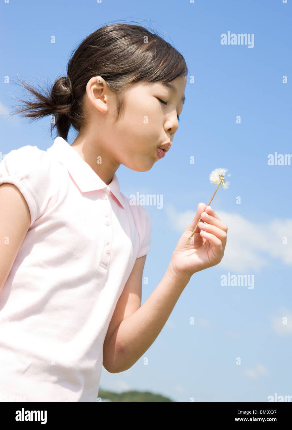Ragazza sorridente paracadute di soffiaggio sfera Foto Stock