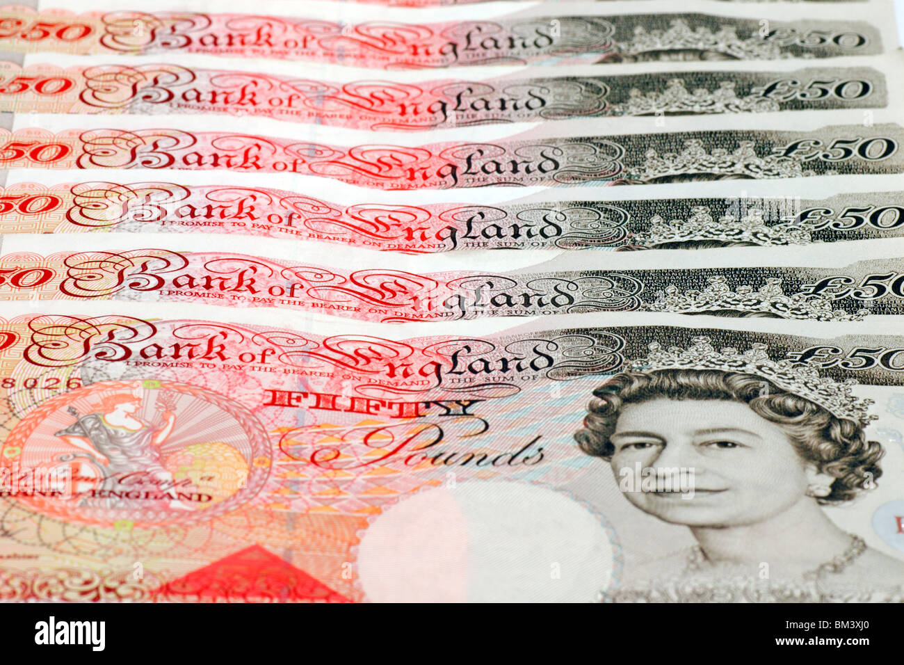 Una pila di valuta britannica, Sterling Pound, nella denominazione di 50. Foto Stock