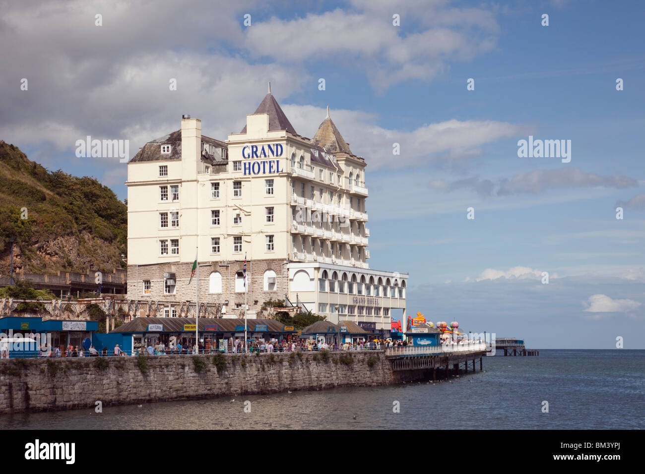 Il Grand Hotel imponente edificio vittoriano sul fronte mare affacciato sulla Baia di Ormes in località turistica sulla costa gallese. Spiaggia del Nord Galles Llandudno Regno Unito Gran Bretagna Foto Stock