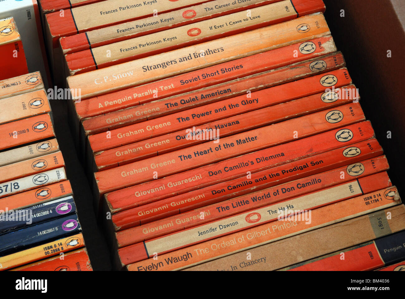 Un array di Penguin paperbacks in una carità booksale Foto Stock