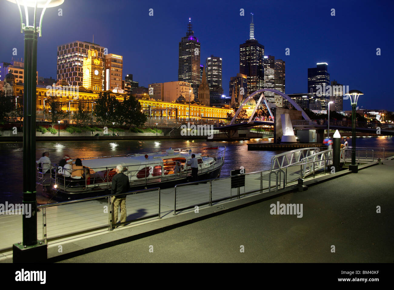 Barca di imbarcarsi da Southbank e il Melbourne skyline notturno, Victoria, Australia Foto Stock