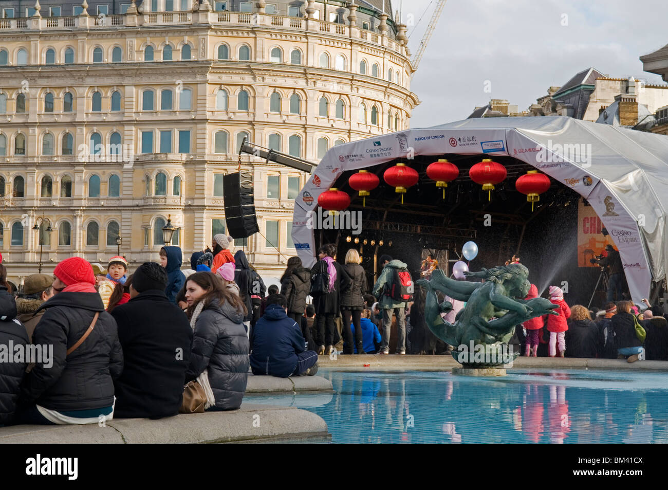 La gente visita per il Nuovo Anno Cinese Festival, Trafalgar Square Londra Inghilterra Regno Unito 2010 Foto Stock