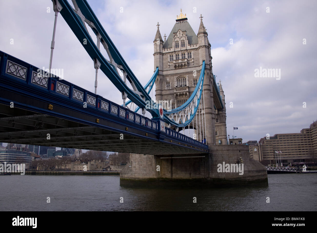 Il Tower Bridge sul fiume Tamigi a Londra. Foto Stock
