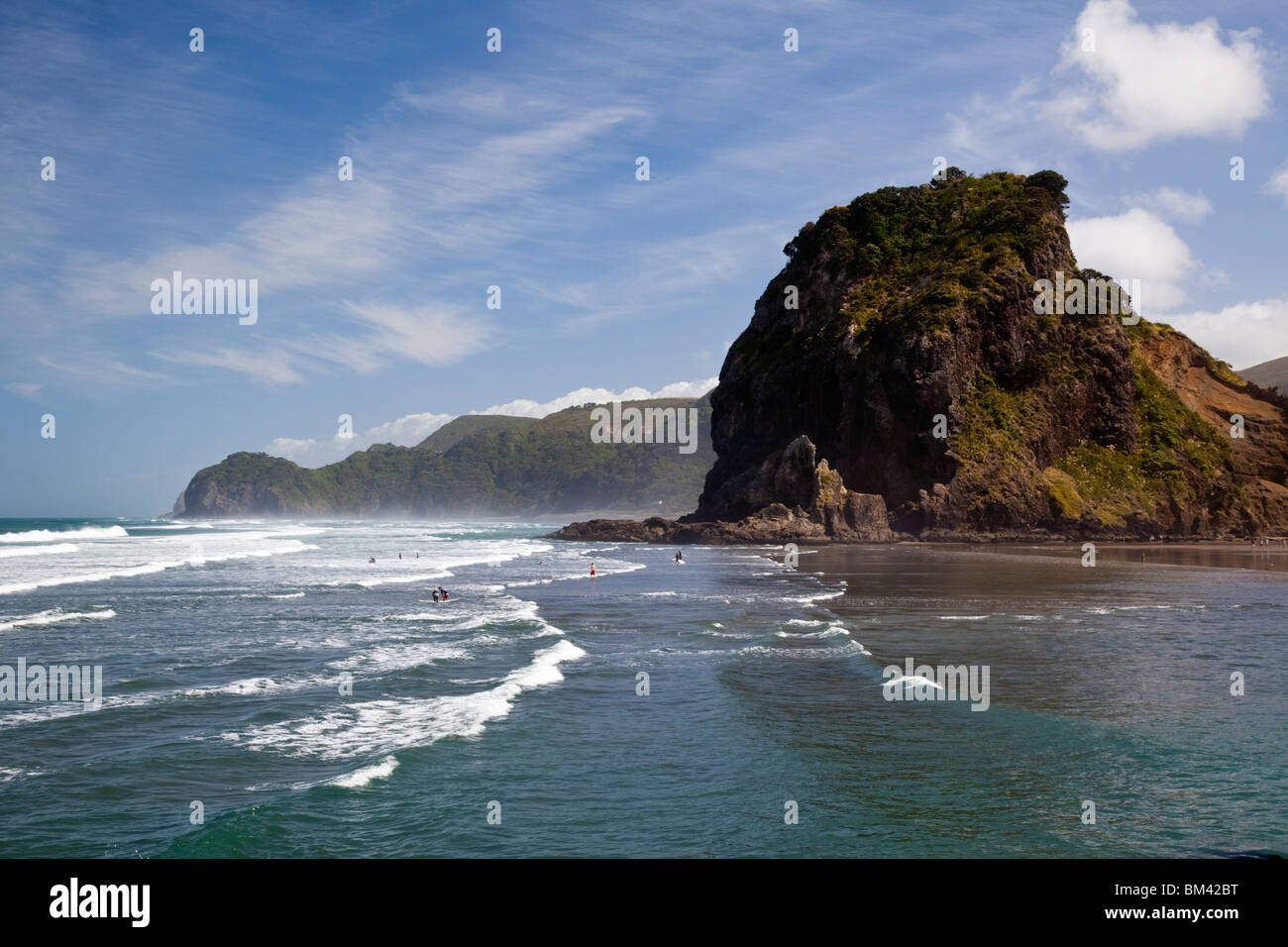 Vista lungo la spiaggia per Lion Rock. Piha, Waitakere gamme Parco Regionale, Auckland, Isola del nord, Nuova Zelanda Foto Stock