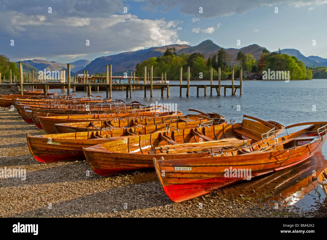 Barche a remi sulla riva del Derwent Water.Parco Nazionale del Distretto dei Laghi. Foto Stock