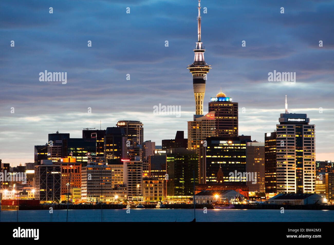 Auckland City skyline al tramonto, visto da Devenport. Auckland, Isola del nord, Nuova Zelanda Foto Stock