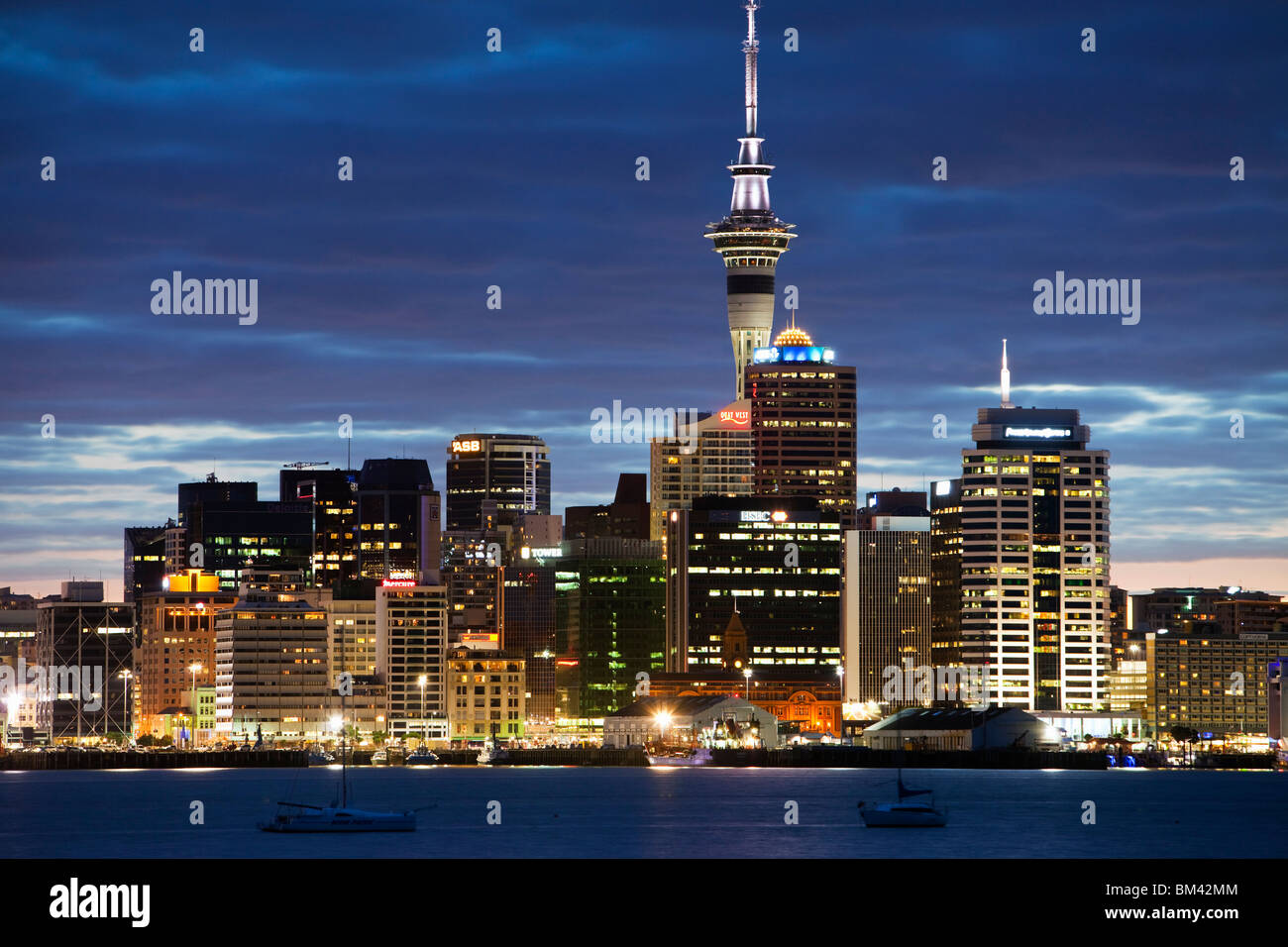 Auckland City skyline al tramonto, visto da Devenport. Auckland, Isola del nord, Nuova Zelanda Foto Stock